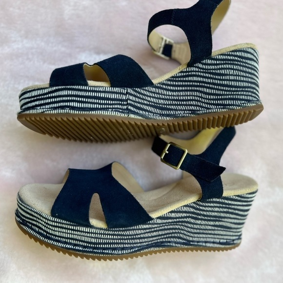 Clarks Akilah Eden Navy Blue Size 8.5 Wedge Shoes Striped Suede Sandals NEW - Picture 9 of 13